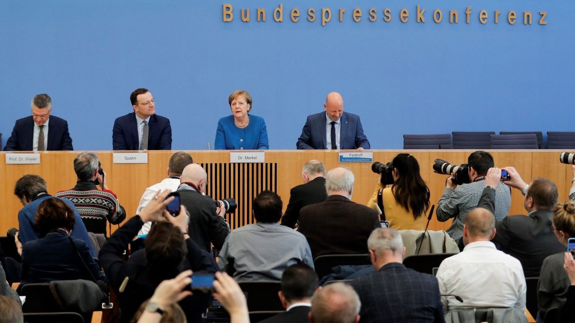 Германският канцлер Ангела Меркел предупреди че до 70 от населението