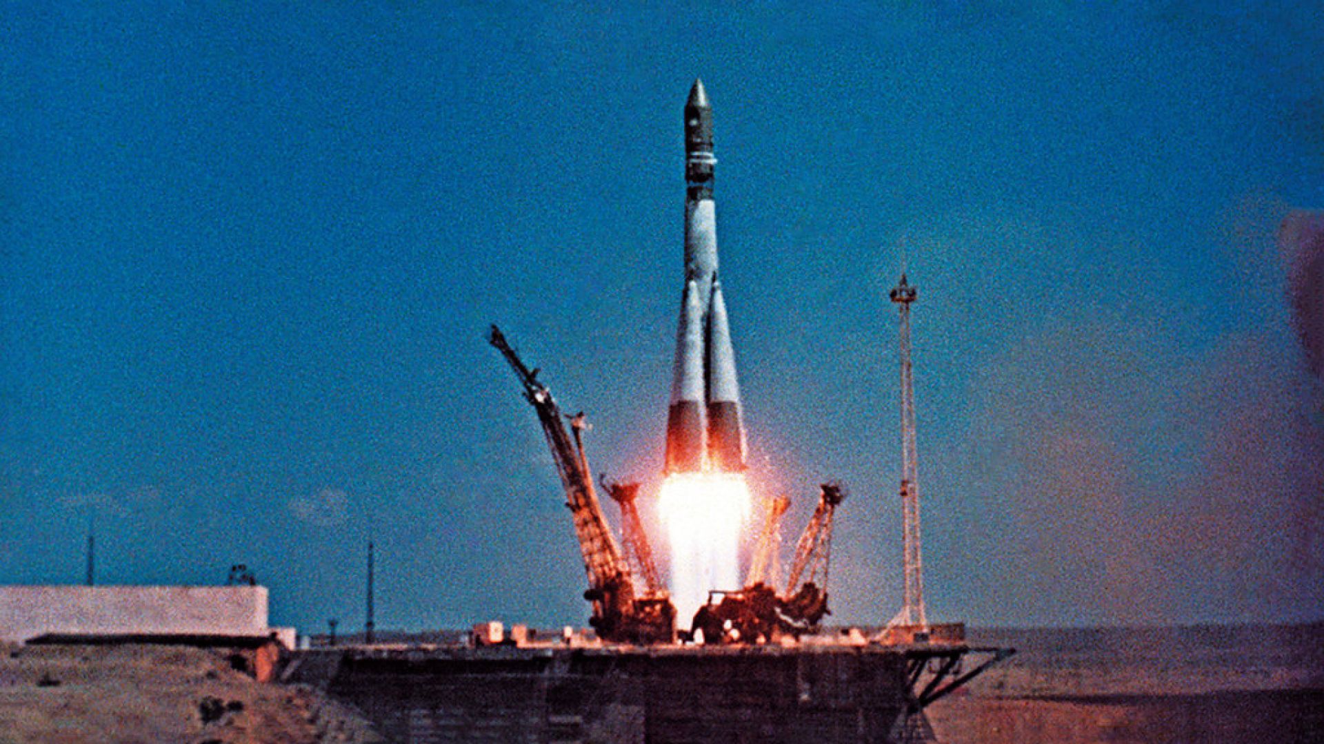 Ракетата "Восток" на Корольов изпраща Юрий Гагарин в Космоса