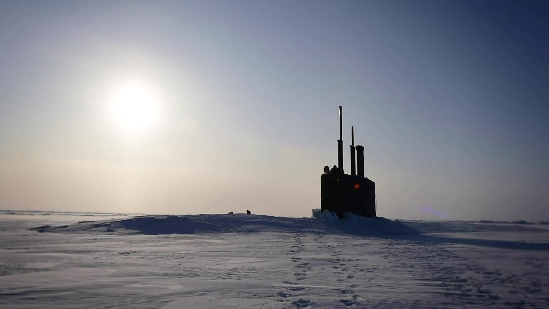 Американска ядрена подводница проби леда до Северния полюс (видео)