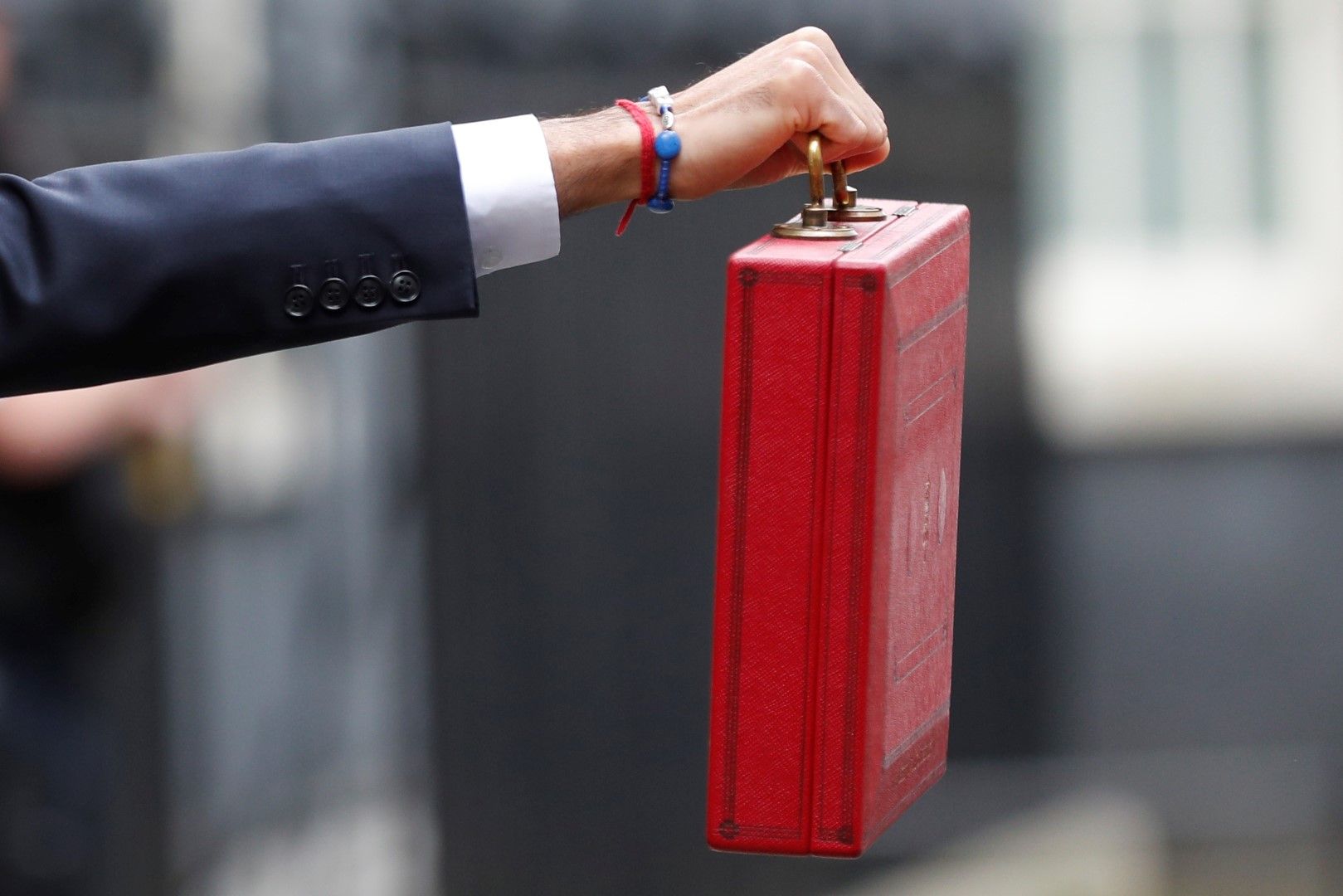 Британският финансов министър Риши Сунак държи традиционното червено куфарче, което съдържа речта за бюджета. В него сега е планът за компенсиране щетите от коронавируса