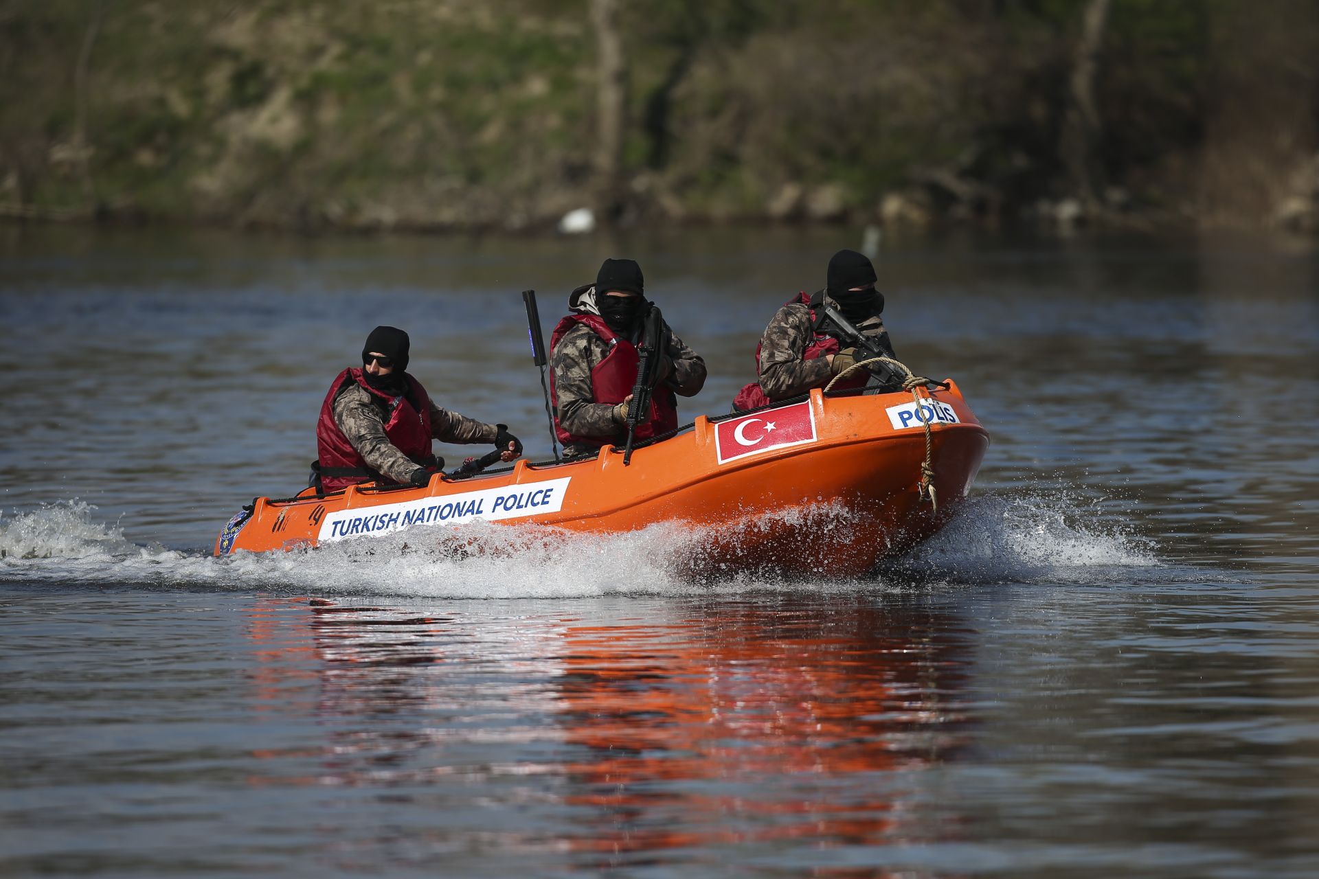 Турските специални сили по поречието на река Марица на границата с Гърция