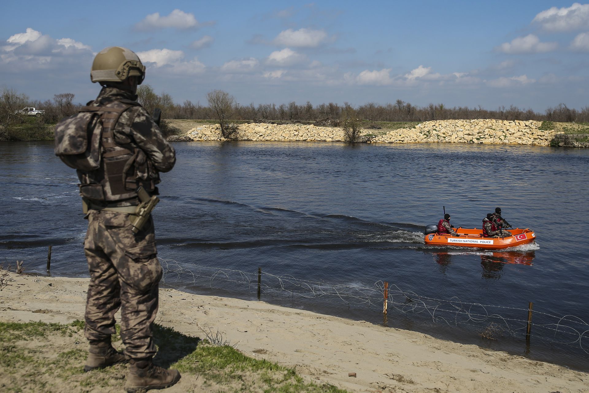 Турският екип от специални сили патрулира на скоростна лодка по поречието на река Марица на турско-гръцката граница близо до с. Карпузлу, в района на Одрин