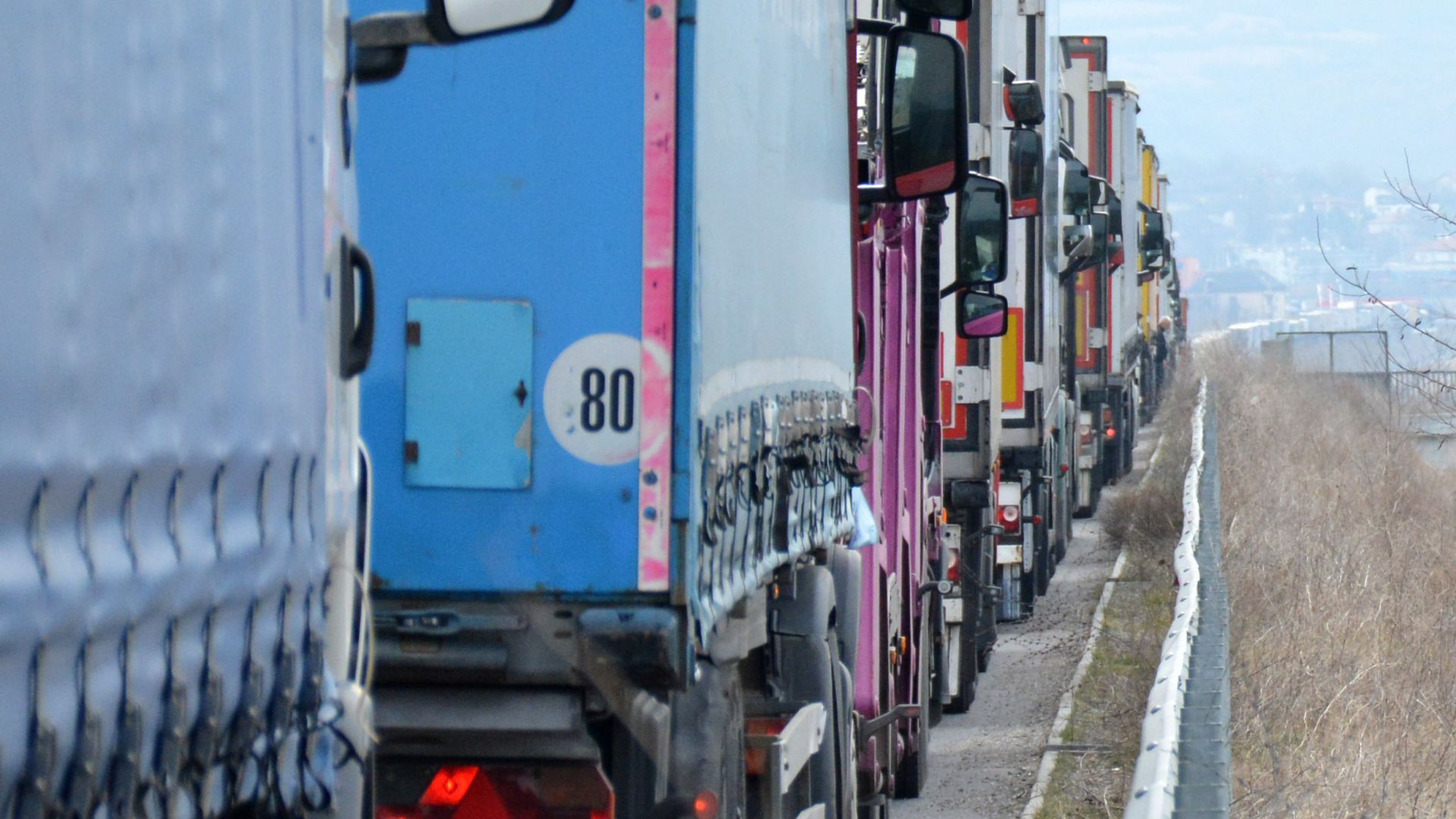 Затруднено е преминаването на тежкотоварни превозни средства през словенско хърватската граница