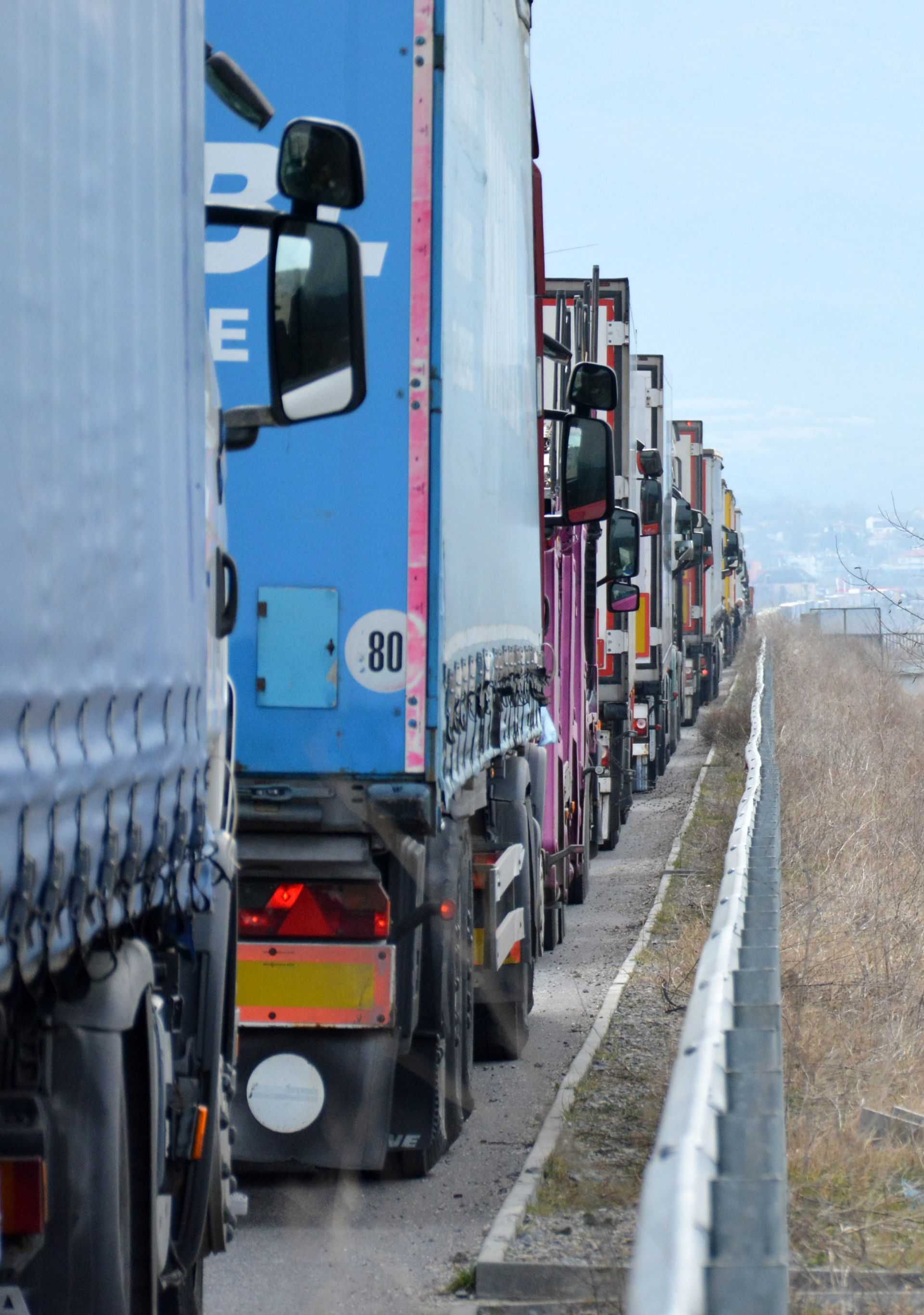 Ескортират с патрул преминаването на български камиони през Сърбия