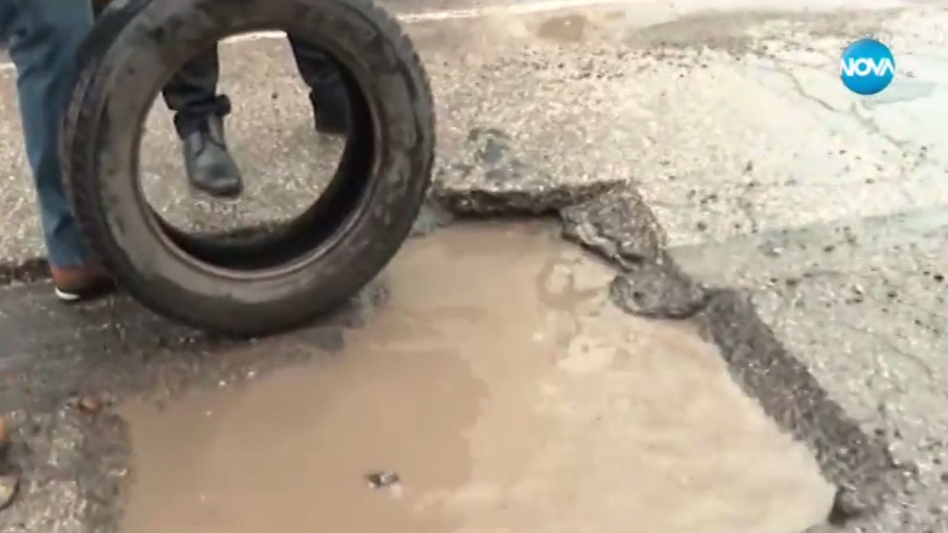 Софиянец се оплака за две спукани гуми наведнъж в дупка