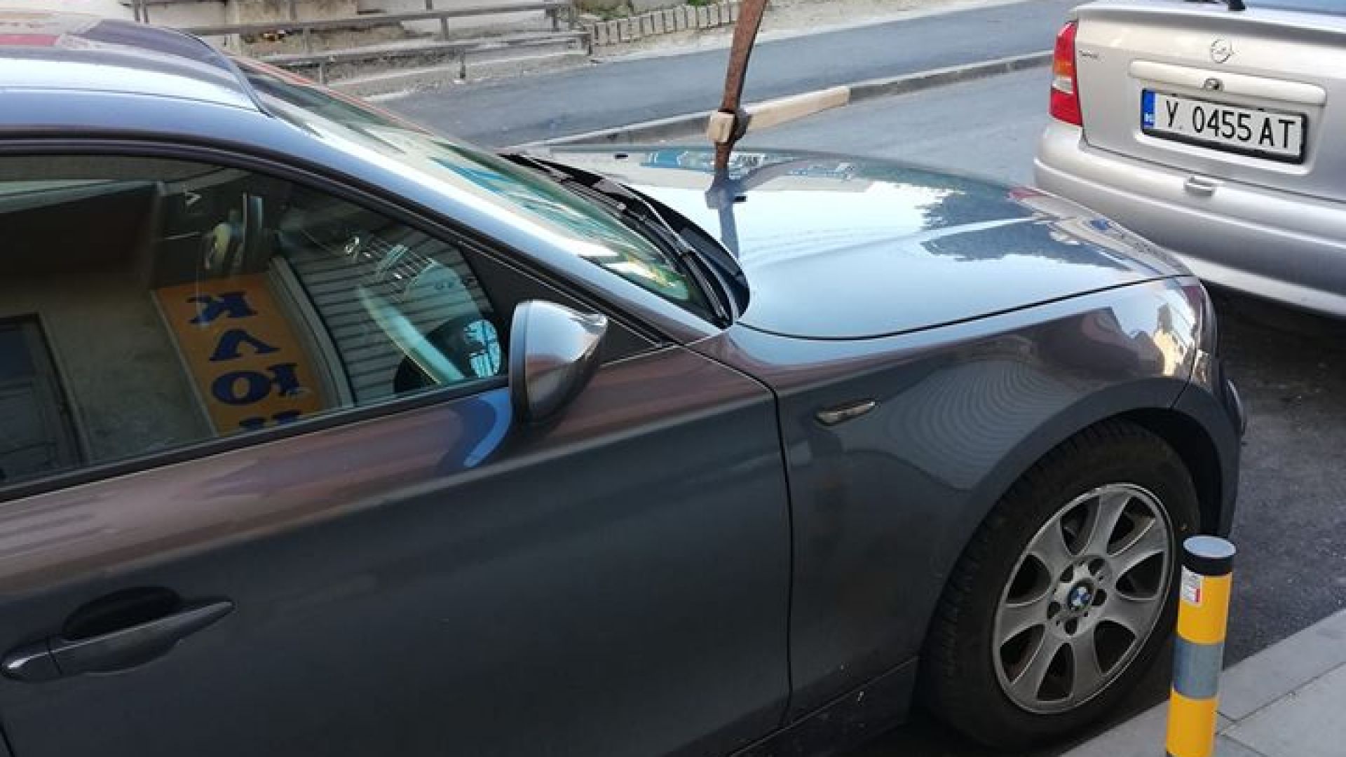 Лек автомобил БМВ осъмна със забита кирка в предния капак