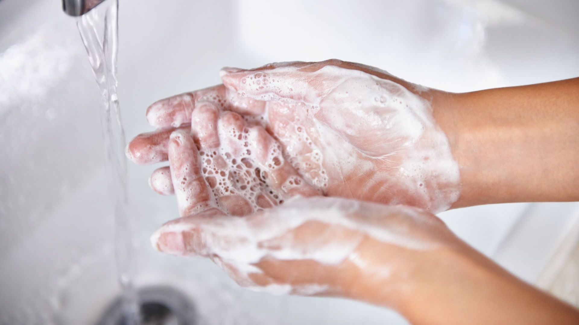 Сапунът и водата са "брутално ефективни убийци" на коронавируса