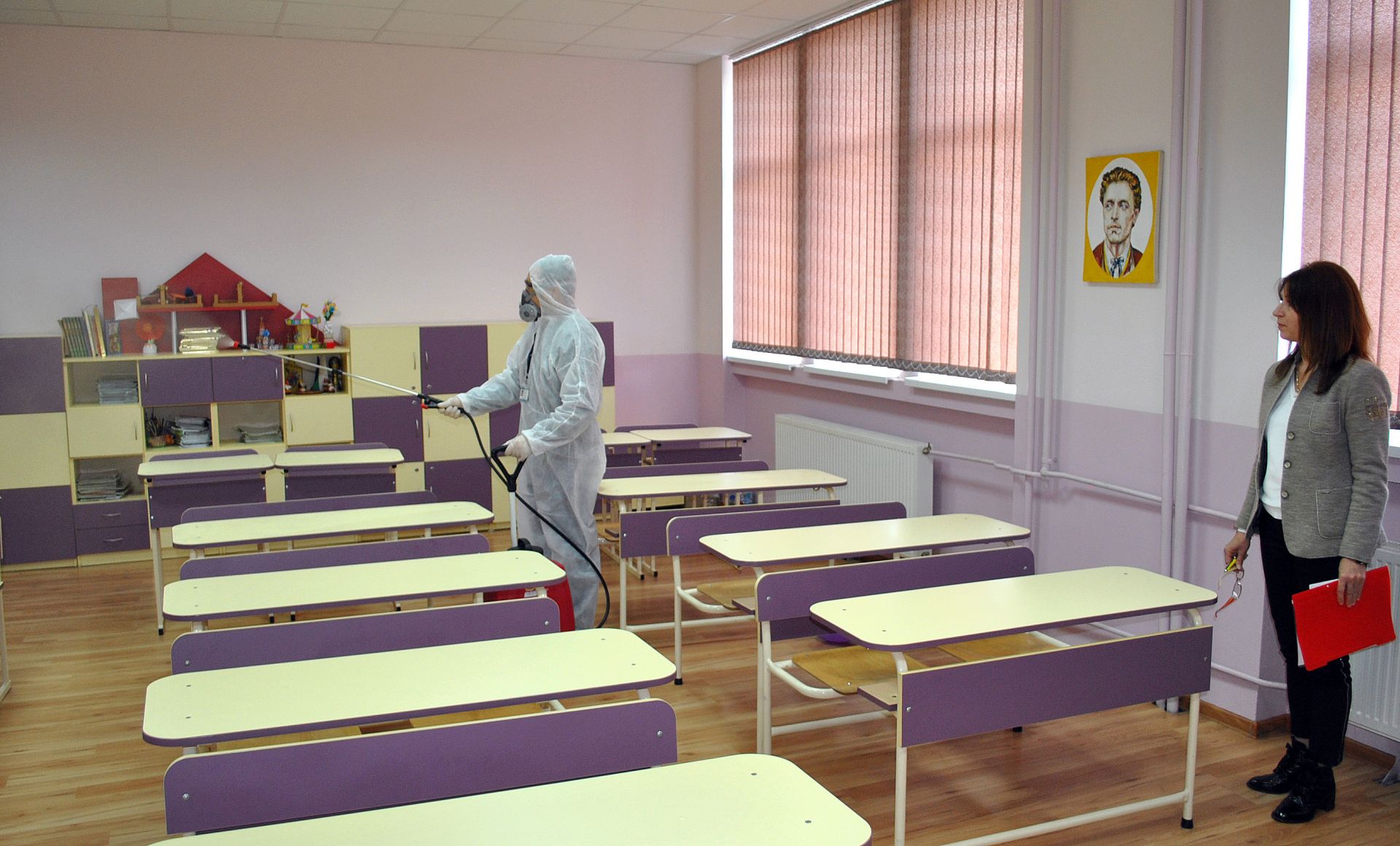 В Хасково се извършва дезинфекция на училищата с препарати от вида на "Санифорт"