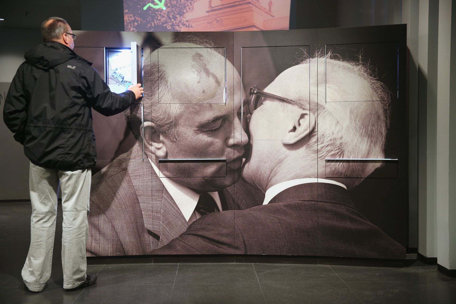 Братска комунистическа целувка с лидера на ГДР Ерих Хонекер
