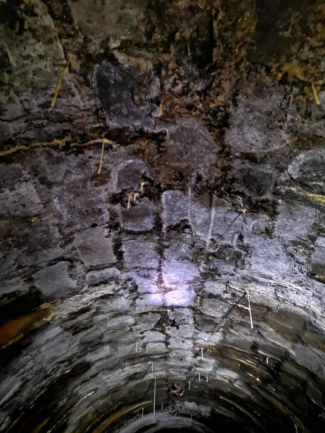По тавана се образуват сталактити