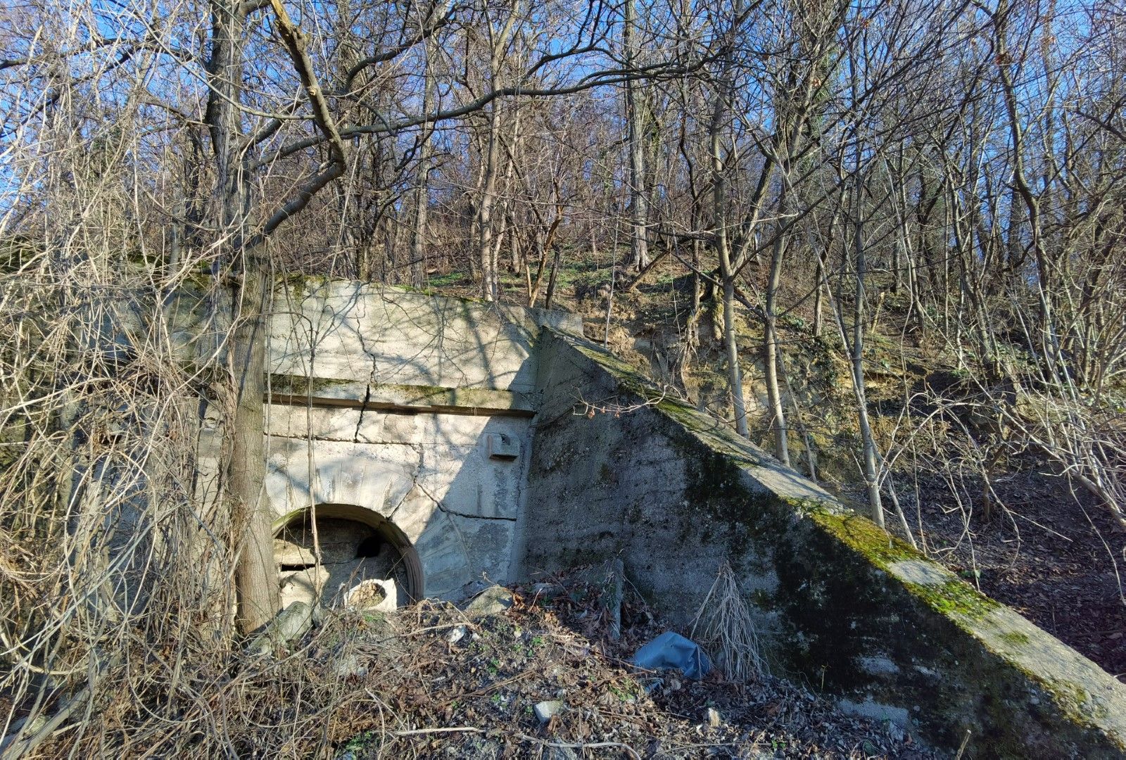 Това е един от запушените входове на бункера