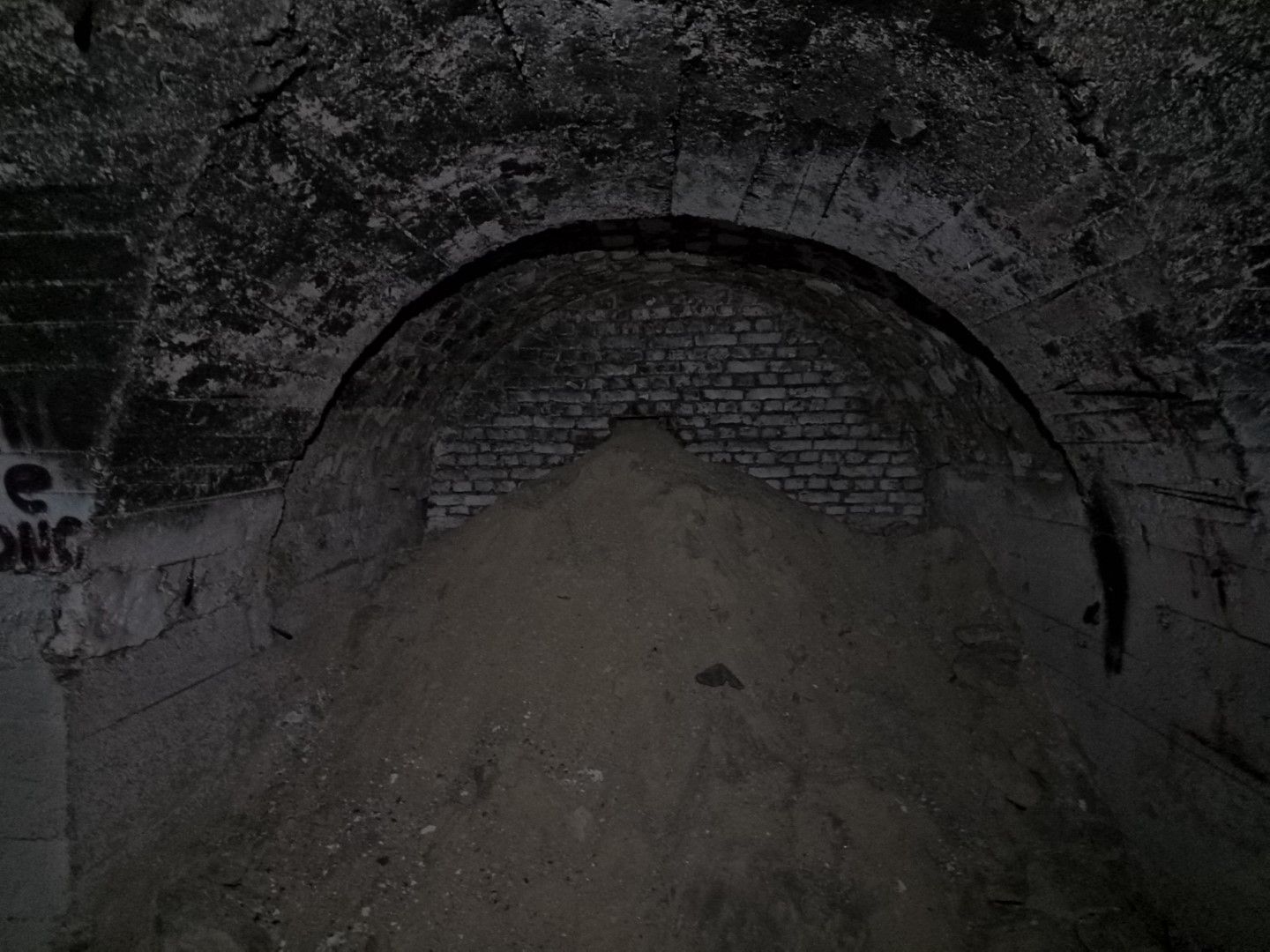 В един от по-дъблоките тунели има изсипан пясък