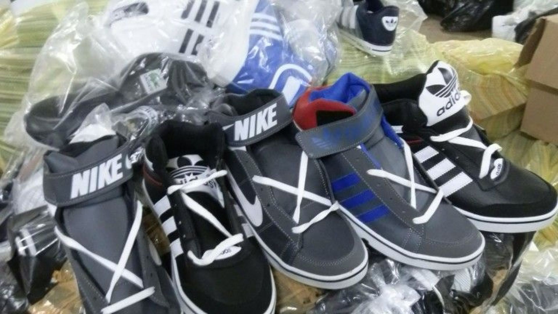 Митнически служители от Главна дирекция Митническо разузнаване и разследване ГД