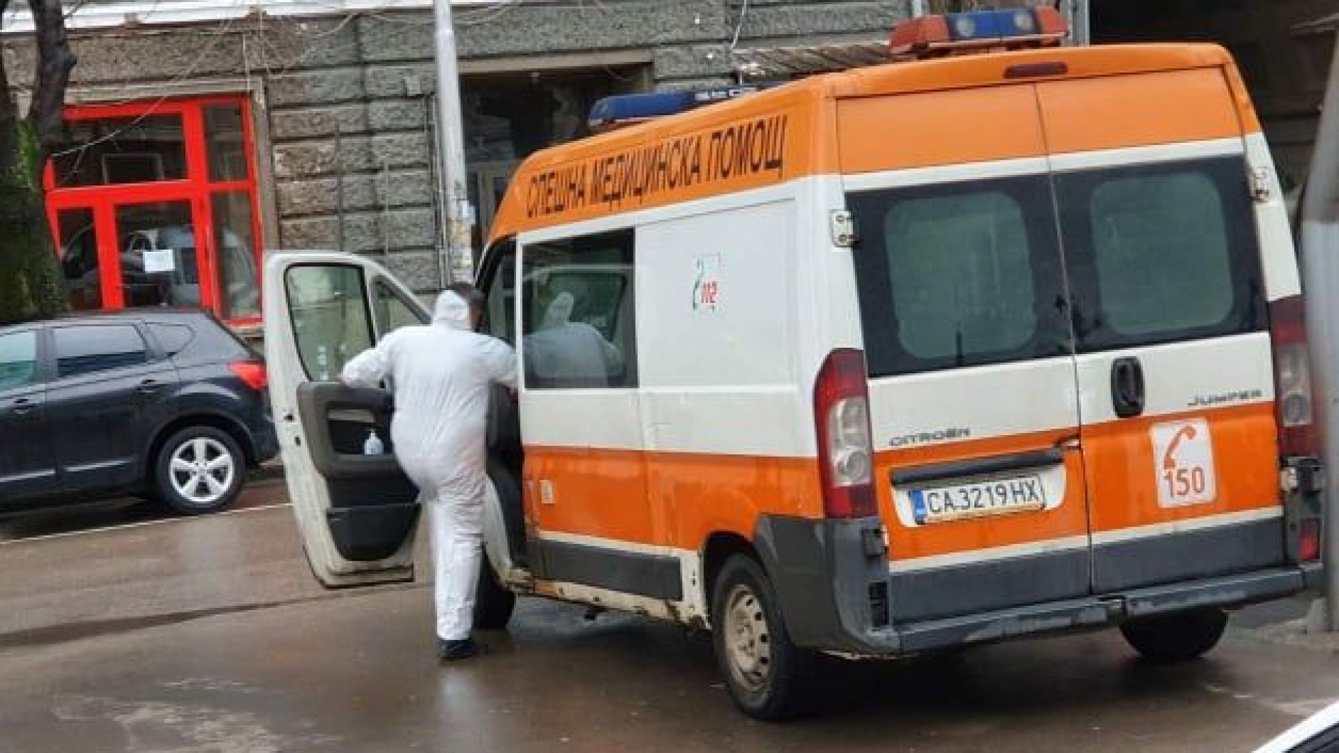 Първите които посрещат болните със симптоми на коронавирус са екипите