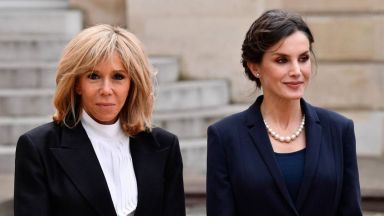 Кралица Летисия и Брижит Макрон заложиха на класически шик в Париж