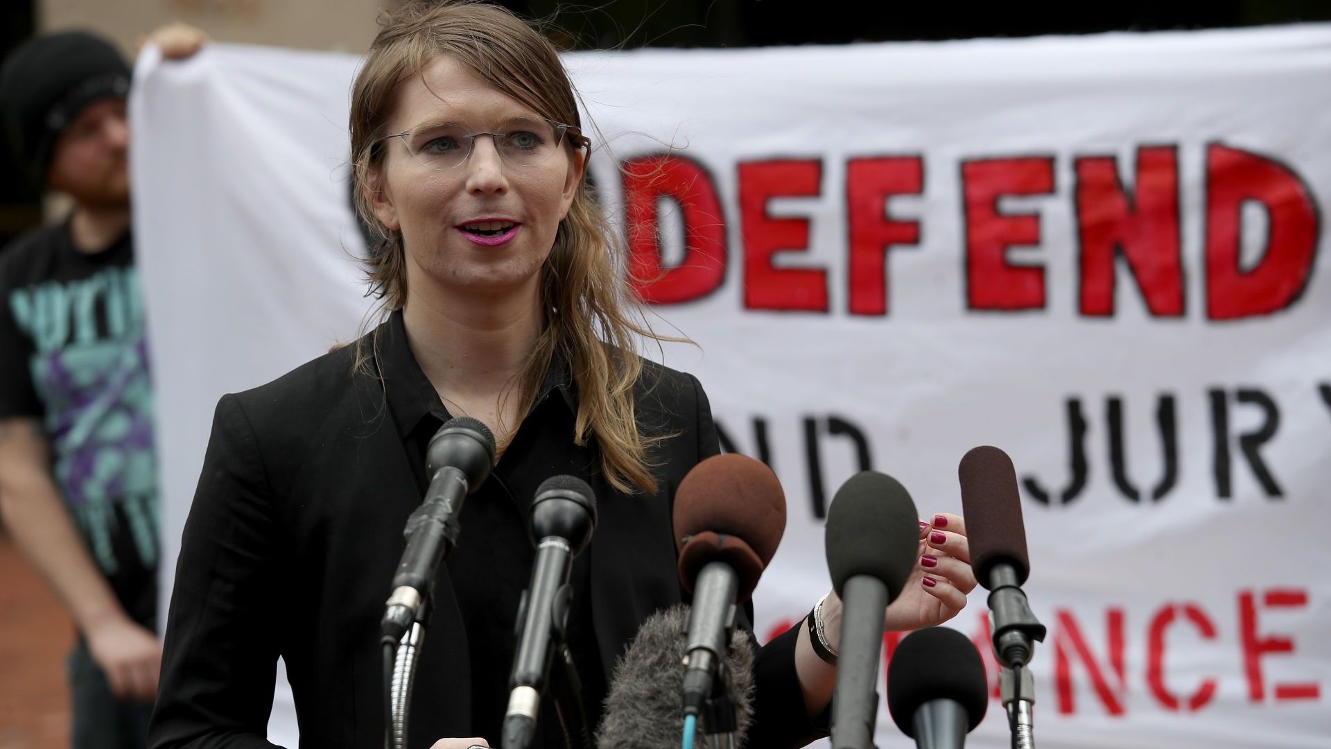 Бившият аналитик на американското разузнаване Челси Манинг роден като Брадли