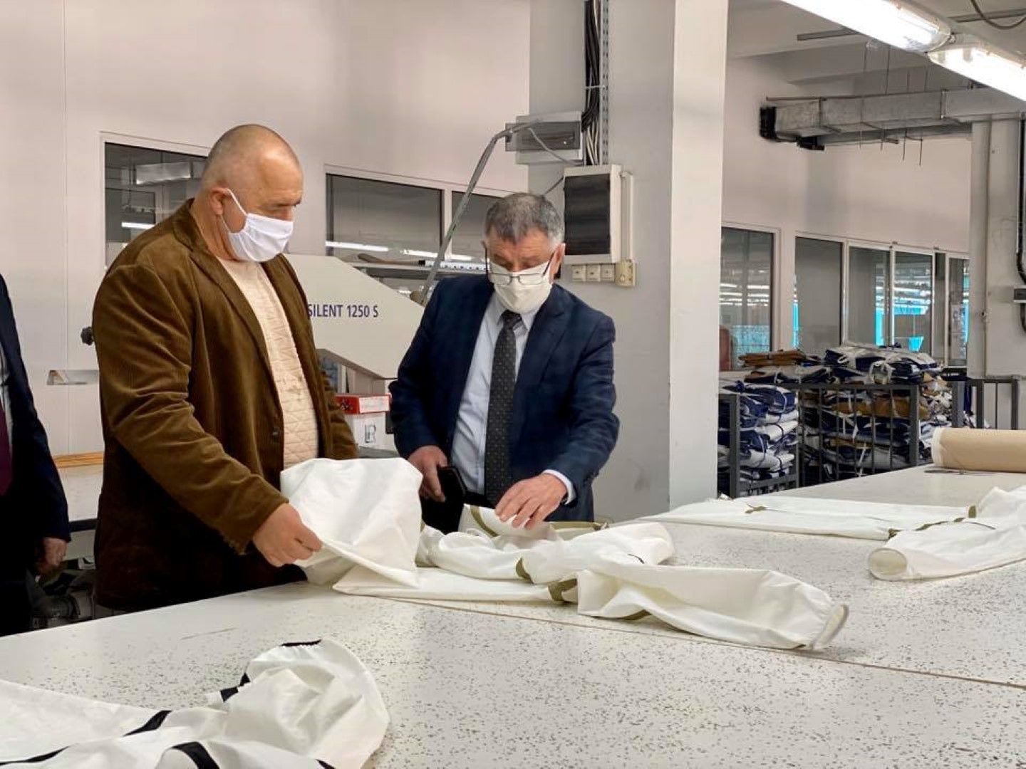 На 12 март Бойко Борисов посети текстилния завод "Мак" в Габрово, който произвежда защитни облекла и разговаря с председателя на Съвета на директорите на дружеството Георги Бижев