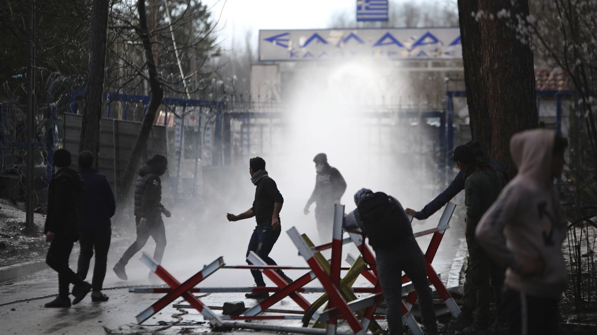 Гръцкият министър за миграцията и убежището Панайотис Митаракис и еврокомисарят