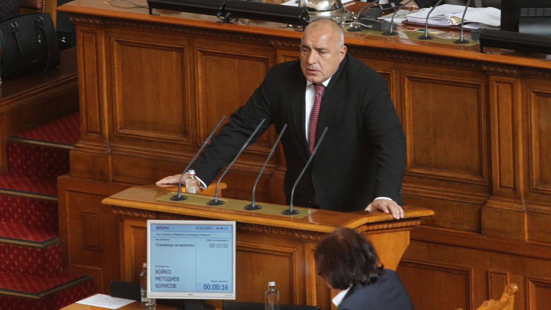 201 депутати гласуваха единодушно въвеждането на извънредно положение в България