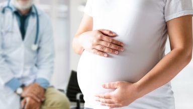 Здравните управляващи обясниха какво да вършат бременните при пандемия 