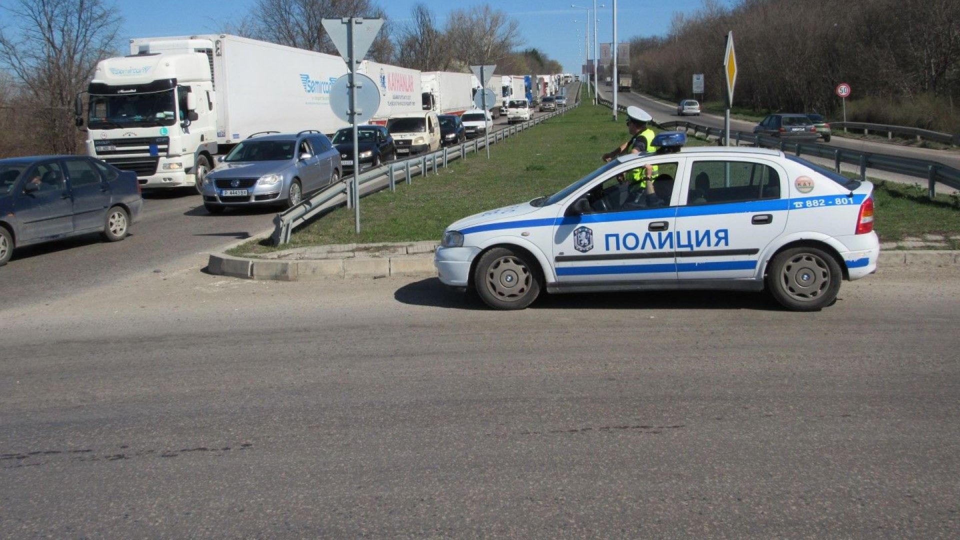 Започва изграждане на временен допълнителен паркинг за товарни автомобили в