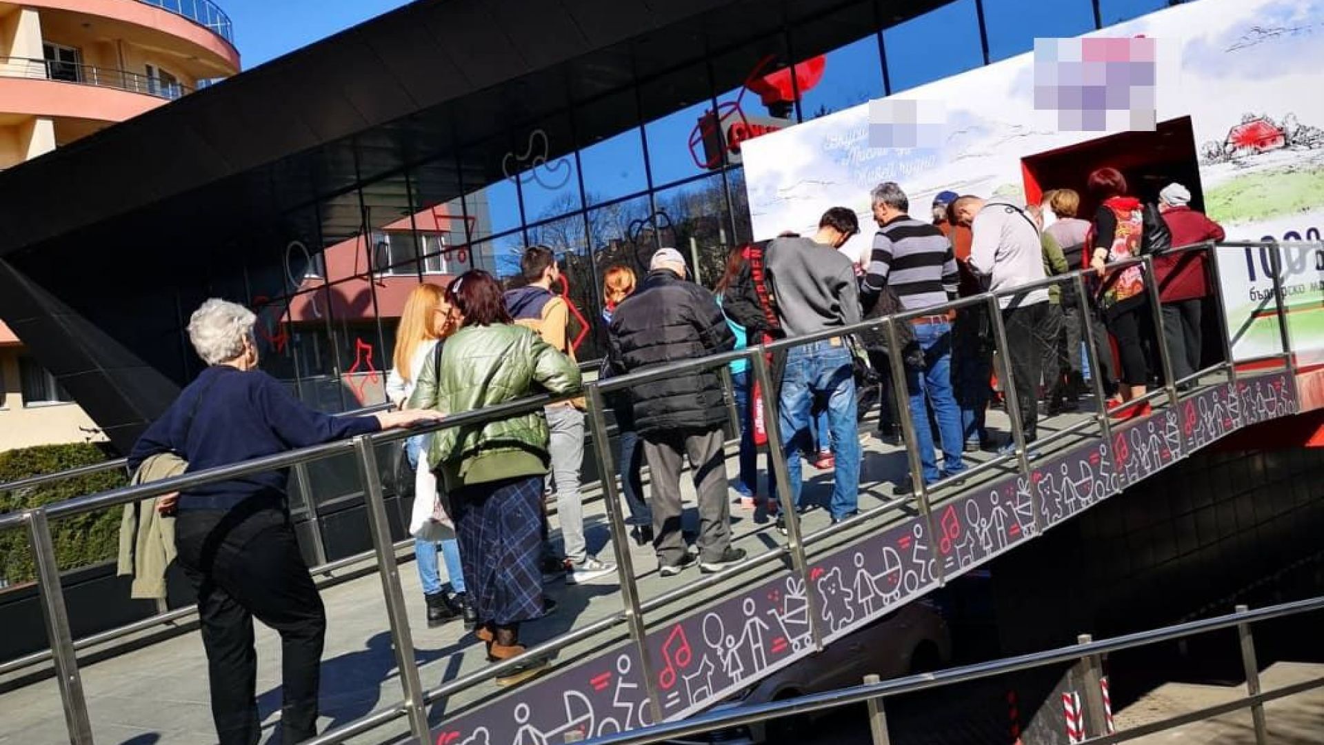 Празни са щандовете на лимоните и тоалетната хартия това