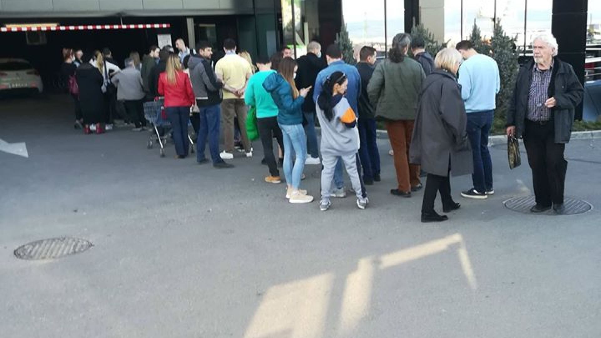 Паническото презапасяване трябва да спре веднага ако не искаме цените