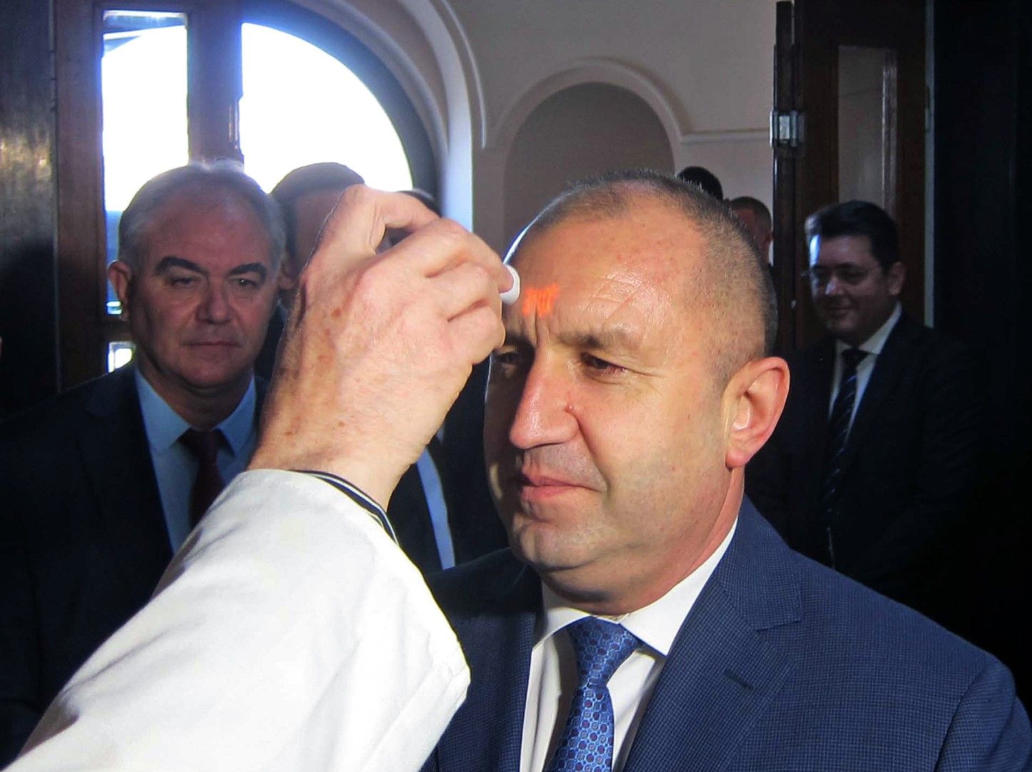 На 12 март президентът Румен Радев посети Плевен. В сградата на Общината премериха температурата му, там се срещна с кмета Георг Спартански (ляво), както и с представители на местните здравни институции