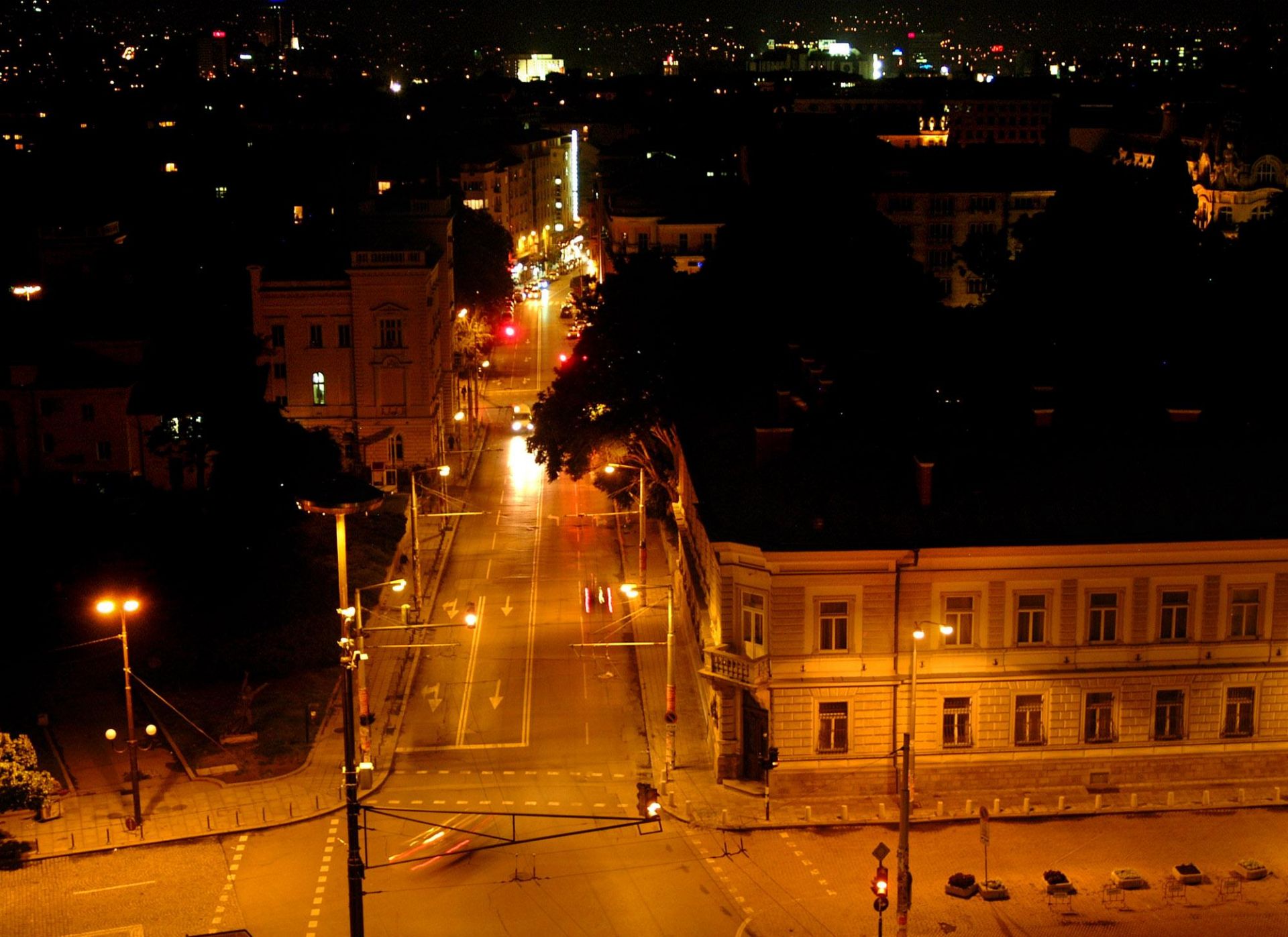 Няколко нощни заведения в центъра на София и в "Студентски град" са работили през изминалата нощ въпреки забраната