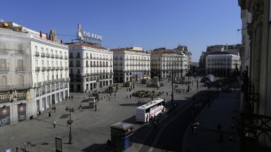 Затваряне на дискотеките и забрани за пушене на улицата