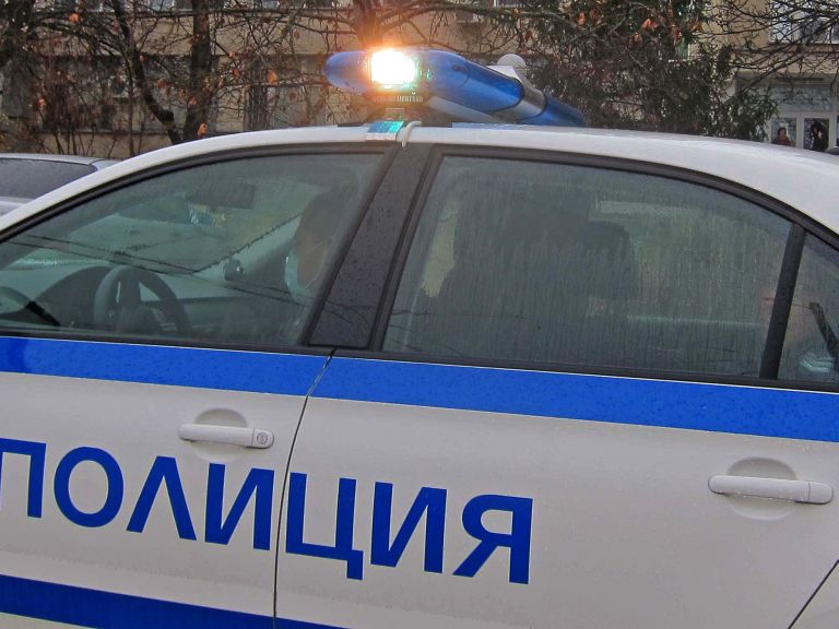 Мъж се барикадира в жилището си в София, изведоха го с полиция | Днес.dir.bg