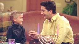 Вижте как изглежда синът на Дейвид Шуимър в "Приятели" и Адам Сандлър в 'Баща мечта" на 30г.