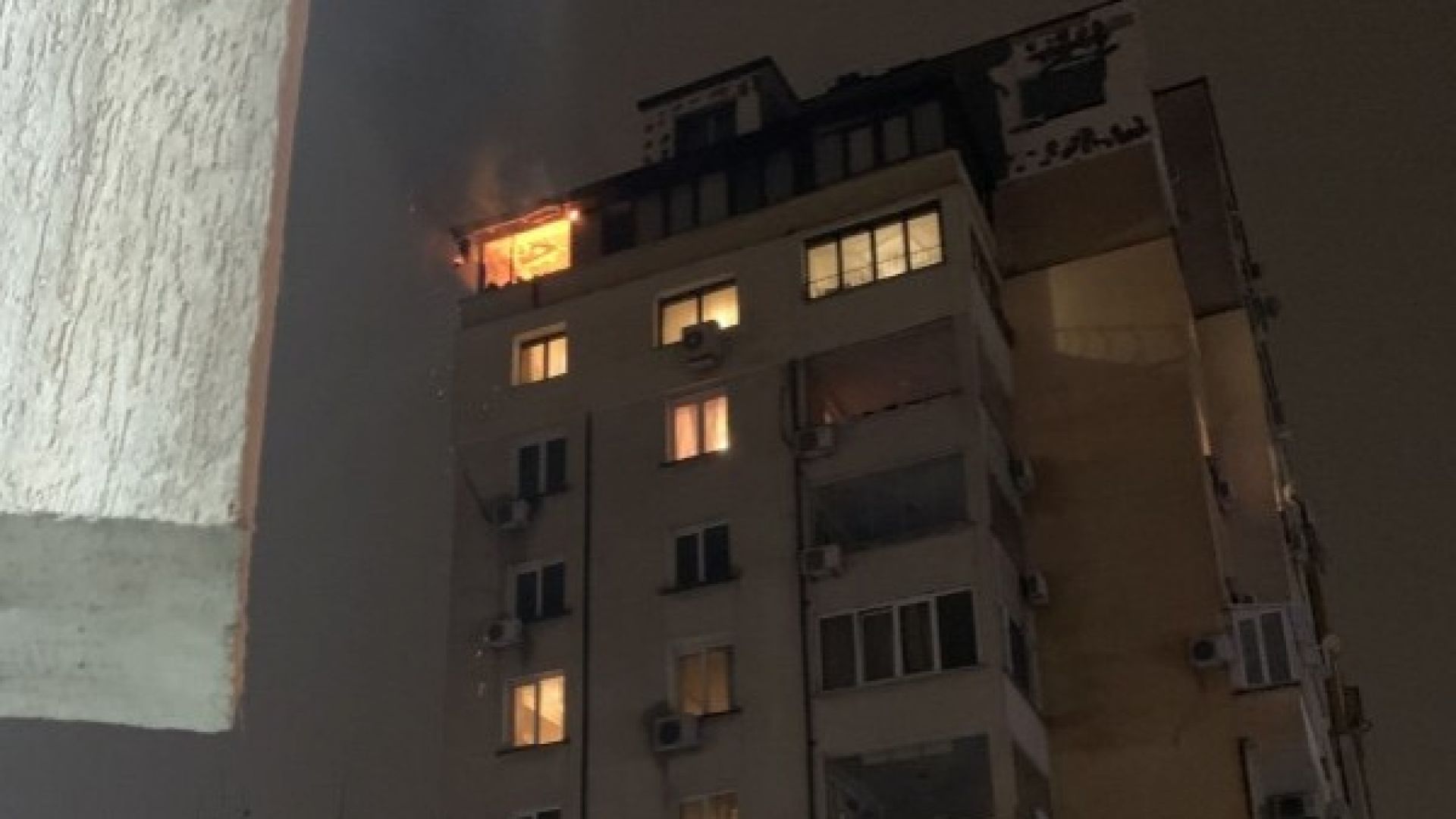 Човек загина при пожар на последния етаж в жилищен блок