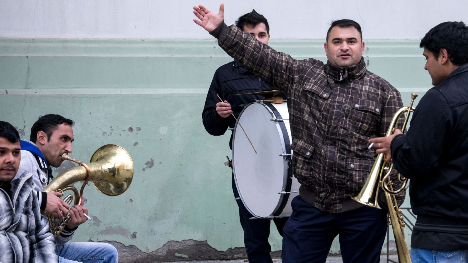 Сватба с 350 души гости е била спряна от полицията