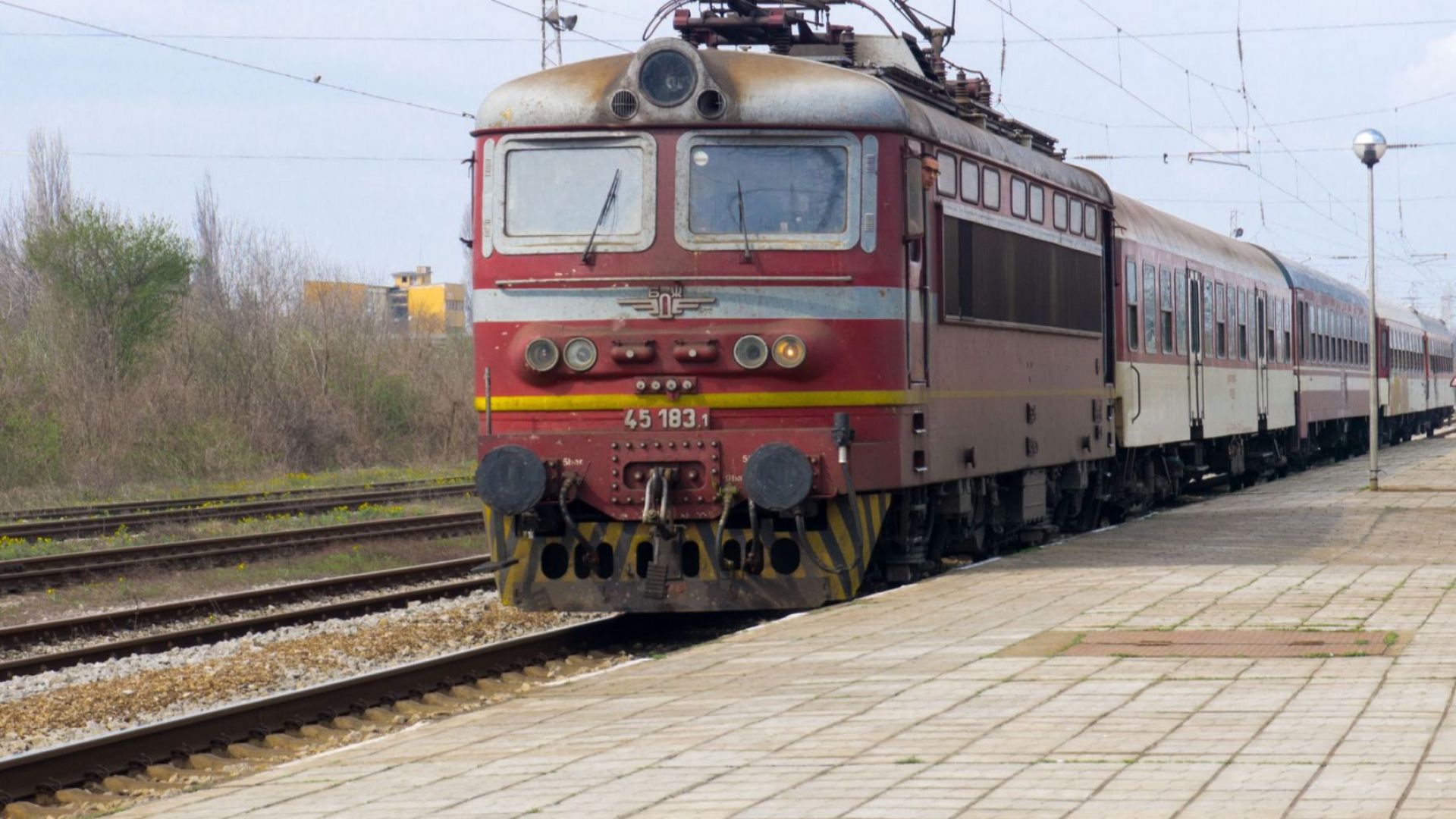 Влак блъсна и уби 84-годишен мъж край Павликени, съобщиха от