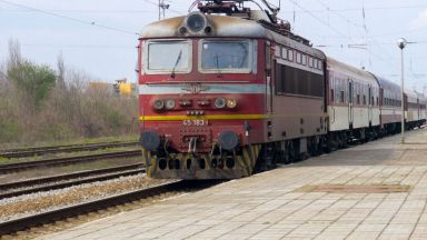Жена се хвърли пред влака Бургас-София, на линията откриха документи за дългове