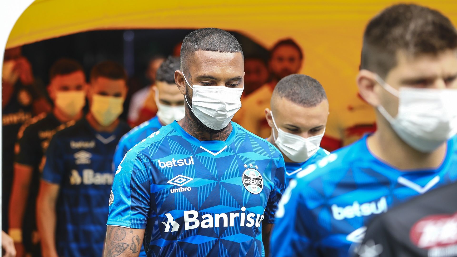 Протест в Бразилия - Отбор излезе с маски, иска спиране на футбола