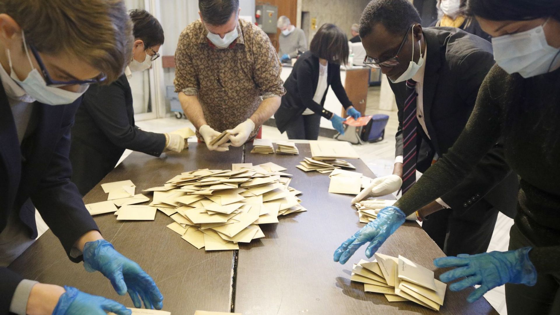 Настоящият кмет на френската столица Париж Ан Идалго печели местния