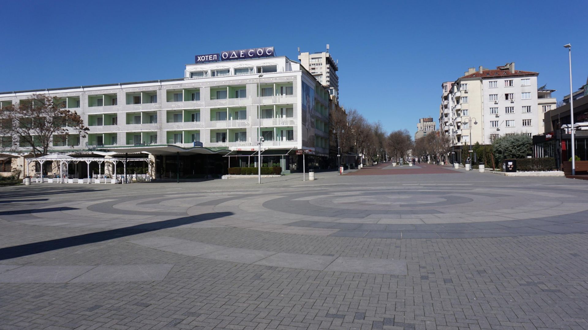 Варненските улици опустяха заради карантината Единици са хората които могат