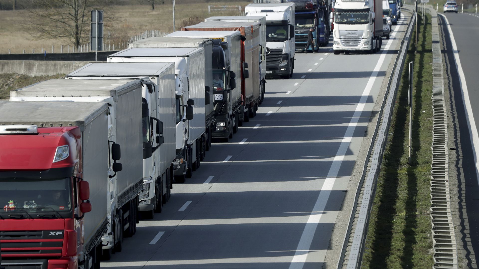 Втори конвой с 30 български товарни автомобили блокирани на италианско словенската