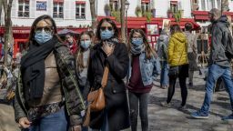 Франция удължава строгата карантина, само с декларация навън