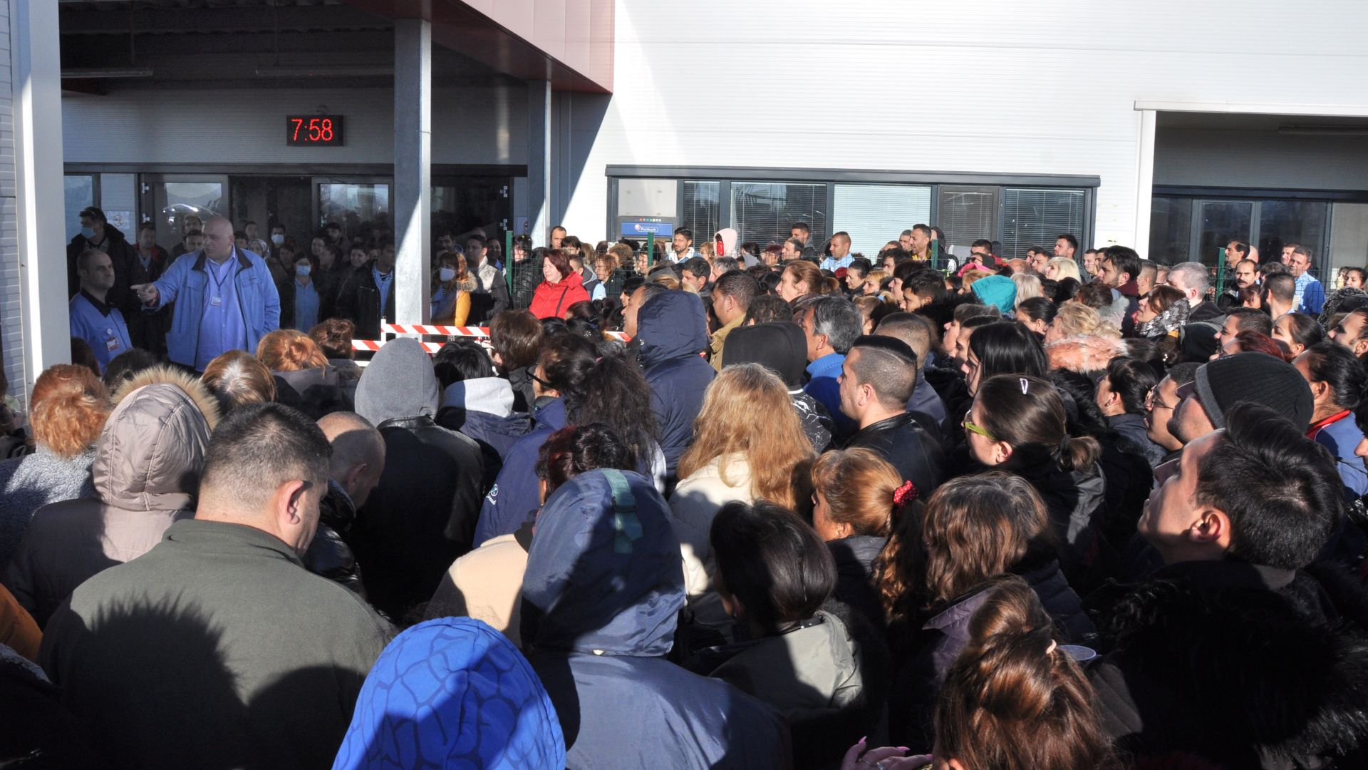 Работниците от фабрика Язаки Yazaki произвеждаща електрооборудване за автомобили и