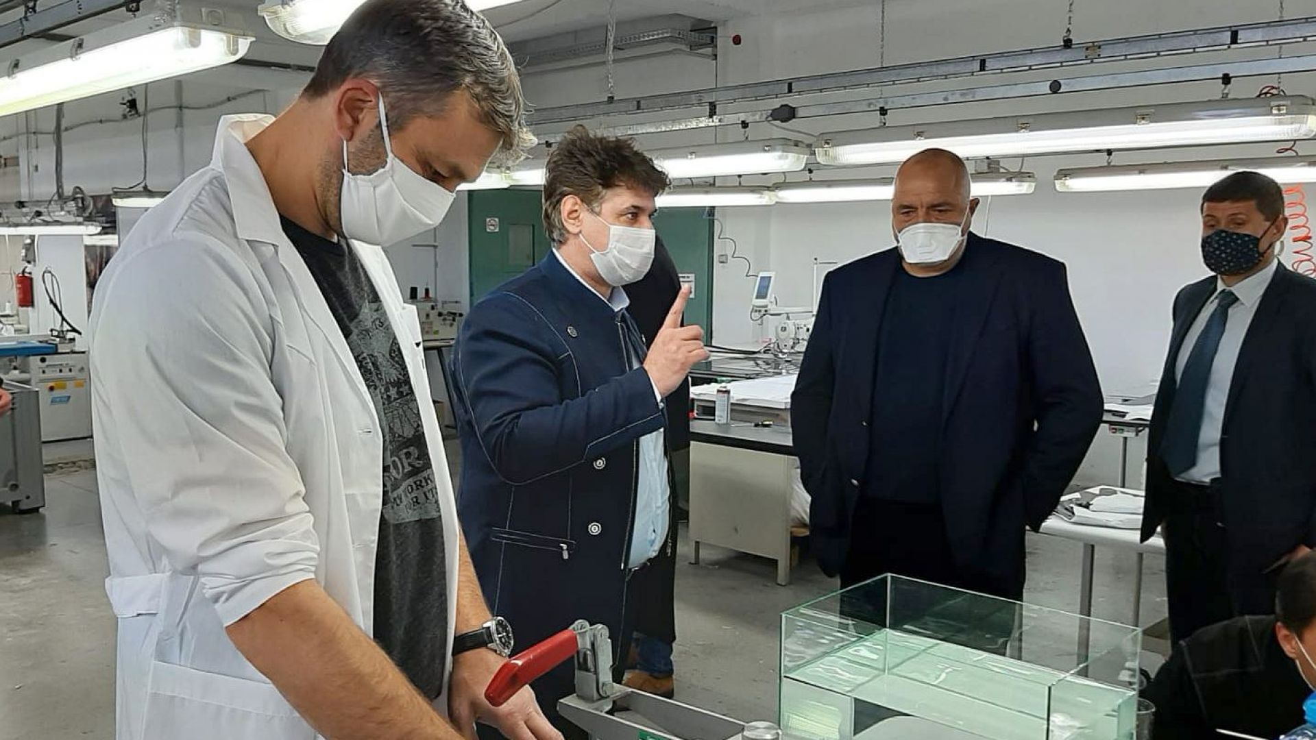 Днес ще бъдат готови 200 300 бройки маски които веднага ще