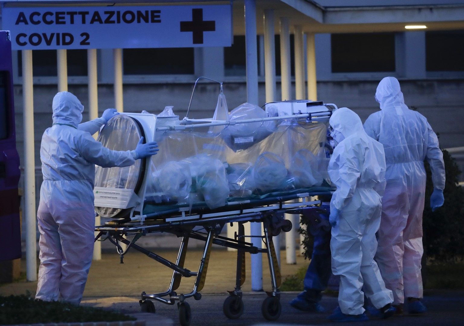 Пациент в специална камера постъпва в болница "Колумб Ковид 2" в Рим, 16 март