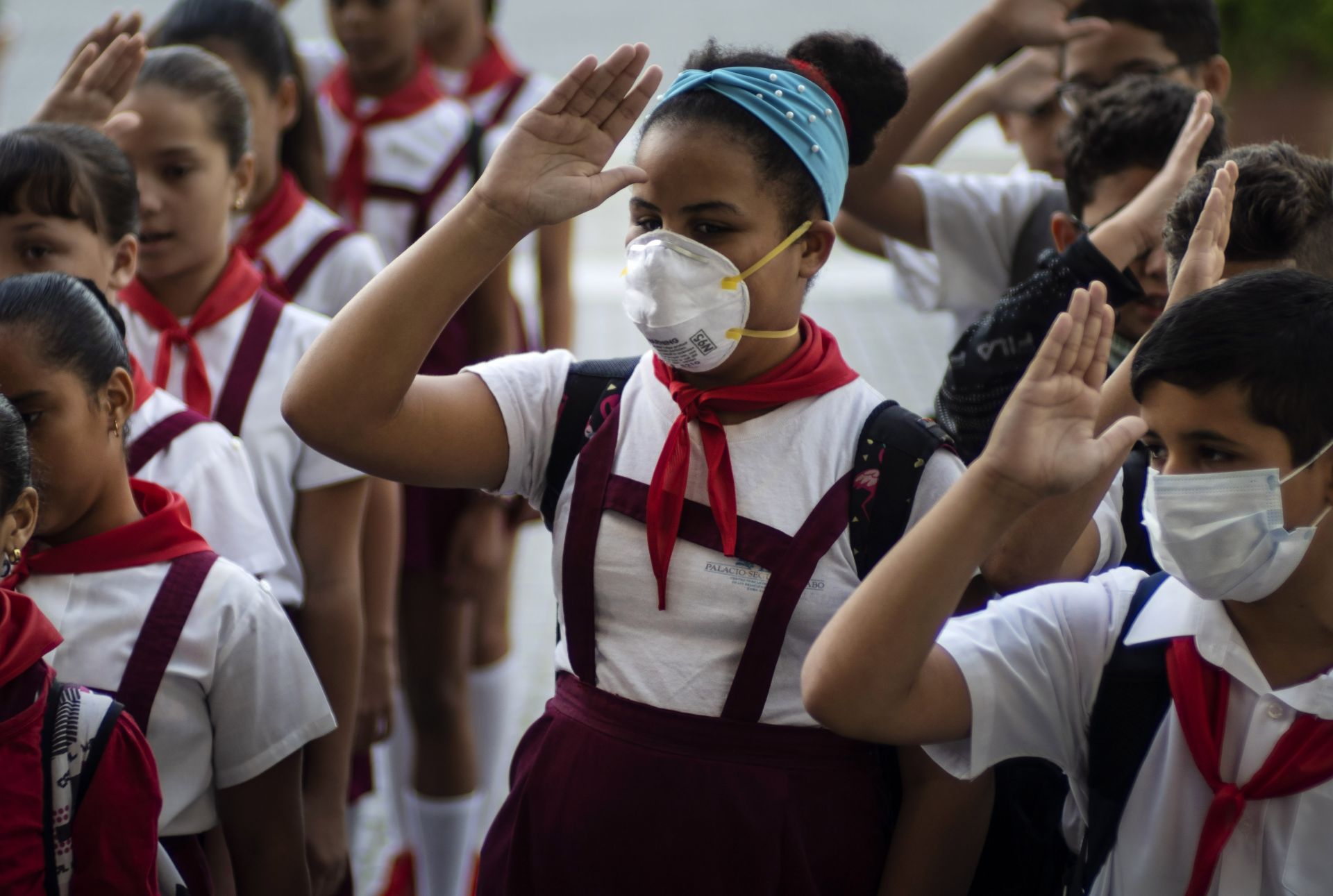 Кубинските ученици са с маски по време на епидемията