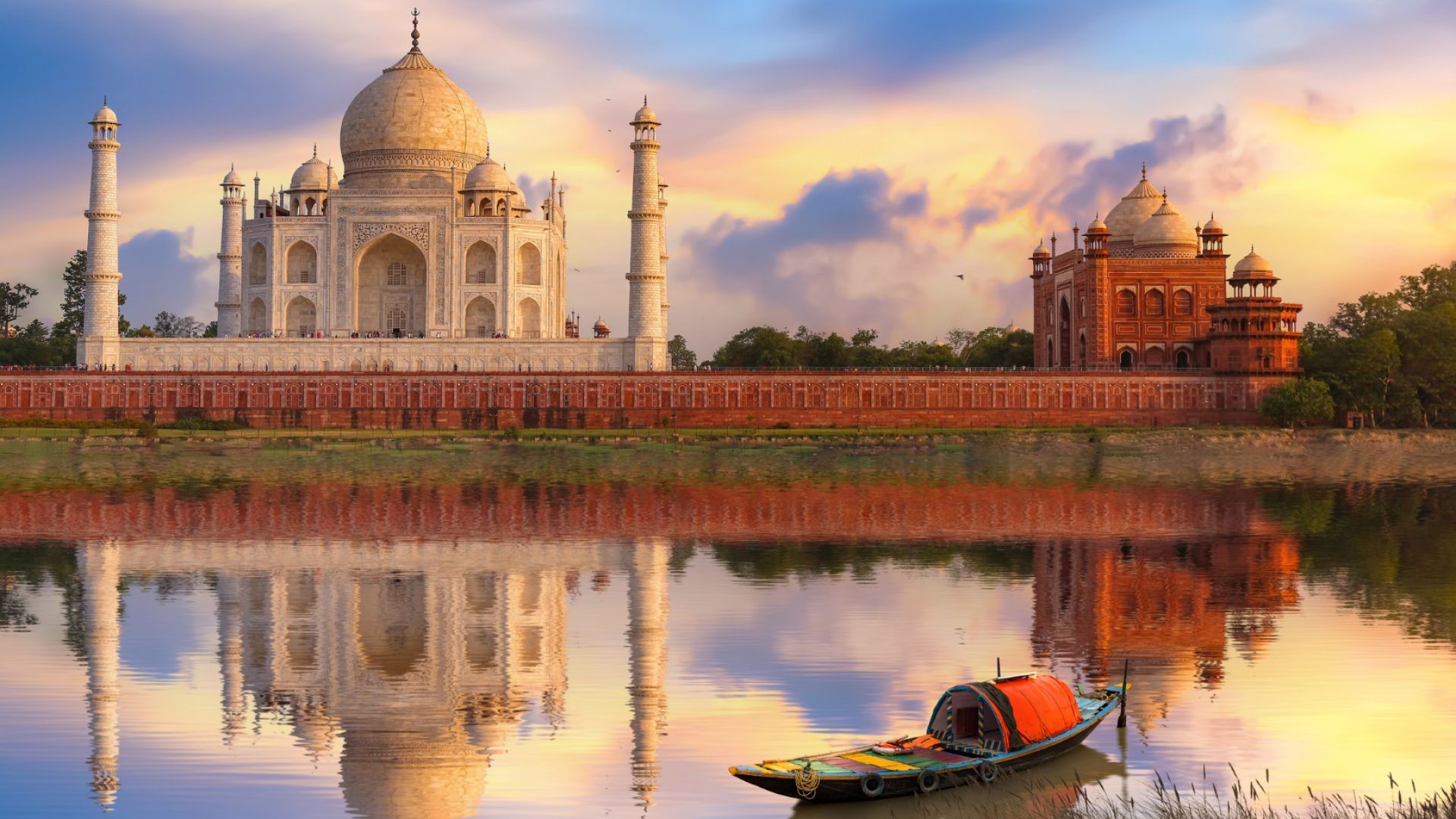 Силна гръмотевична буря обхванала части от Северна Индия повреди части