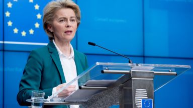 Председателят на Европейската комисия Урсула фон дер Лайен се поставя