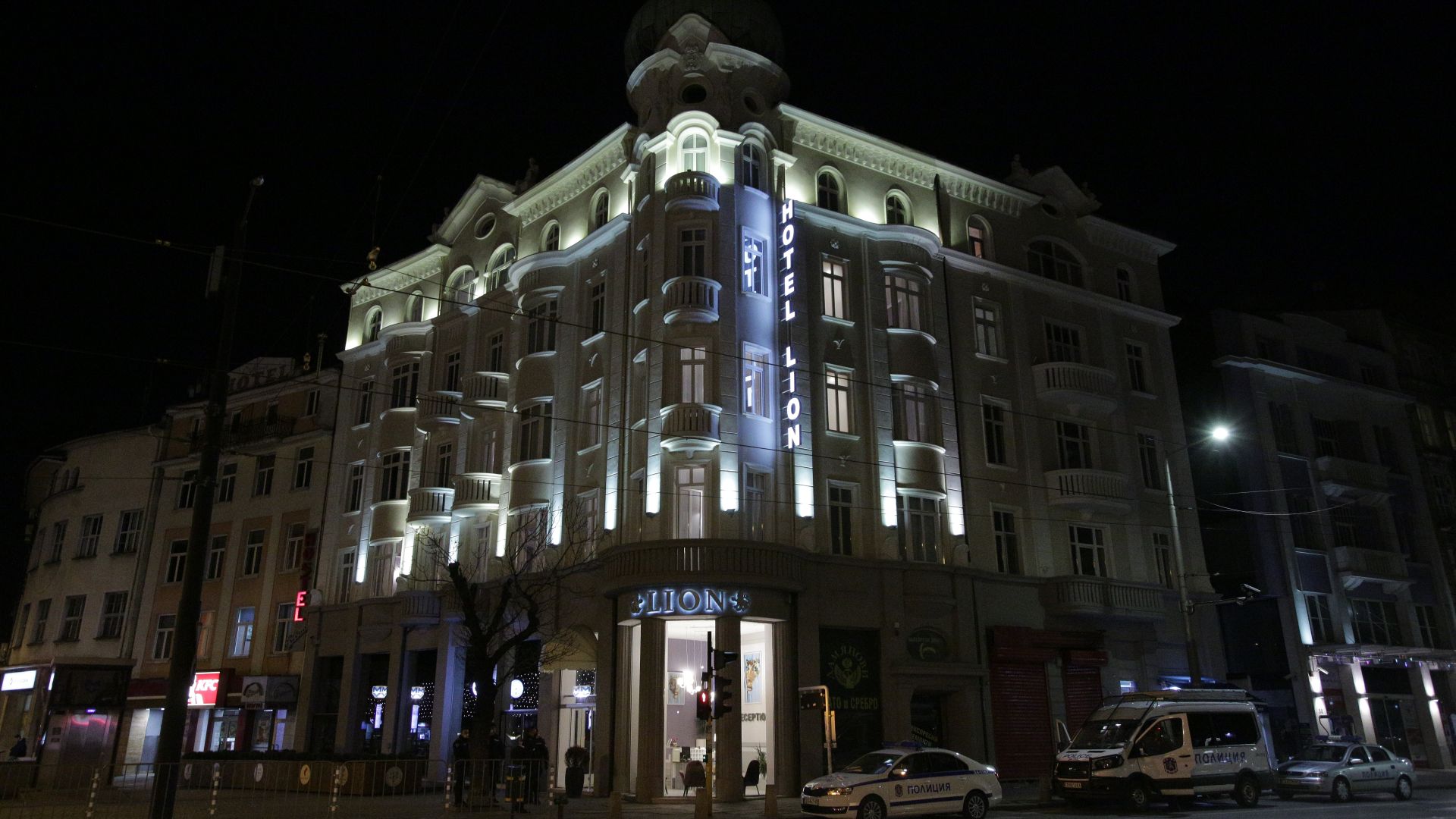 Полицаи с маски и три автомобила охраняват хотела на Лъвов