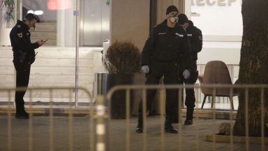 Полицейска блокада пред столичен хотел с 80 британски туристи, докарани от Банско