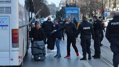 Полицията ескортира британските туристи под карантина до летището